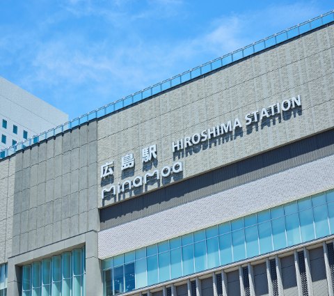 JR広島駅の駅舎とミナモアの看板