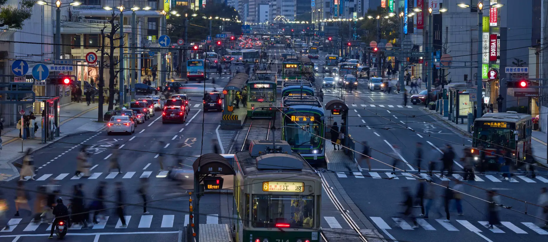 八丁堀交差点を行き交う人と路面電車