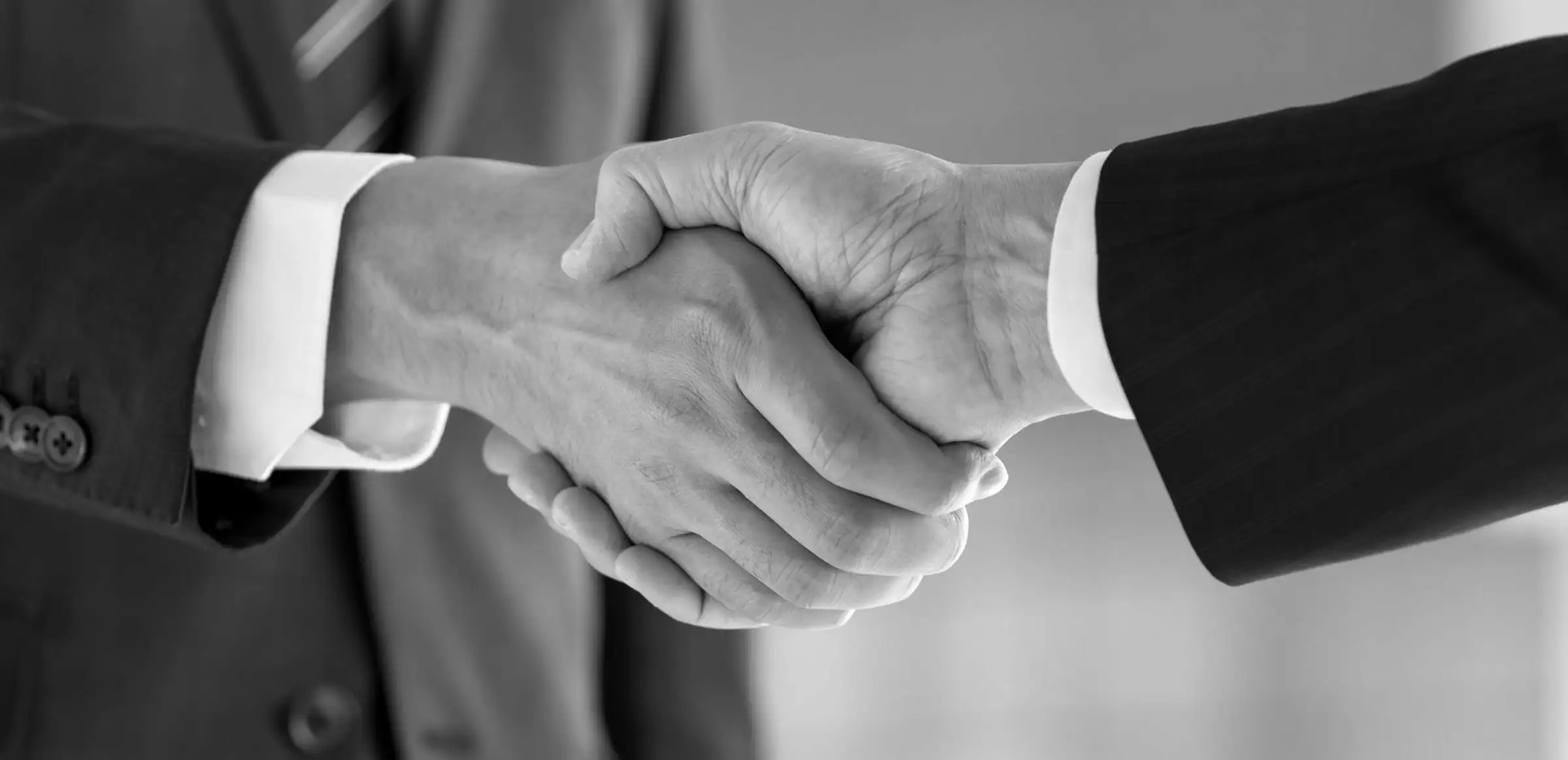 握手を交わす2社の担当者