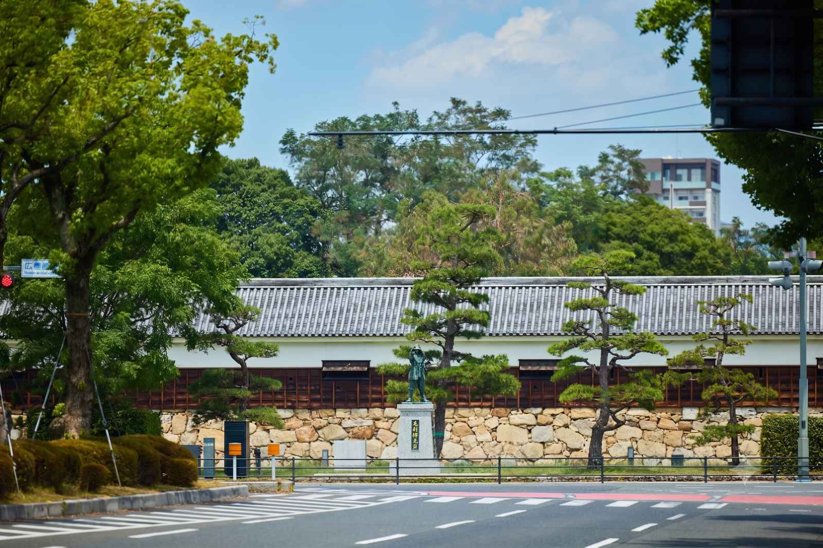 広島城跡の石垣と塀