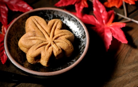 器に盛られたもみじ饅頭と紅葉
