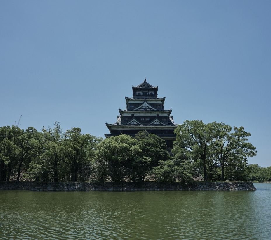 広島城の天守と濠