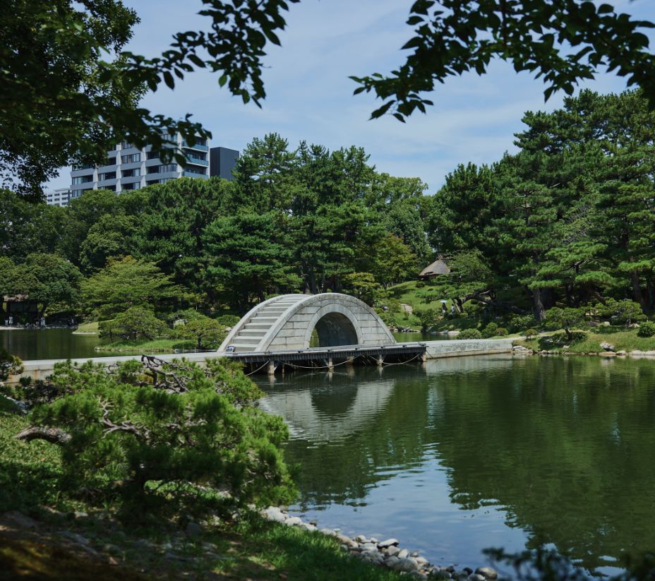 縮景園の池と橋