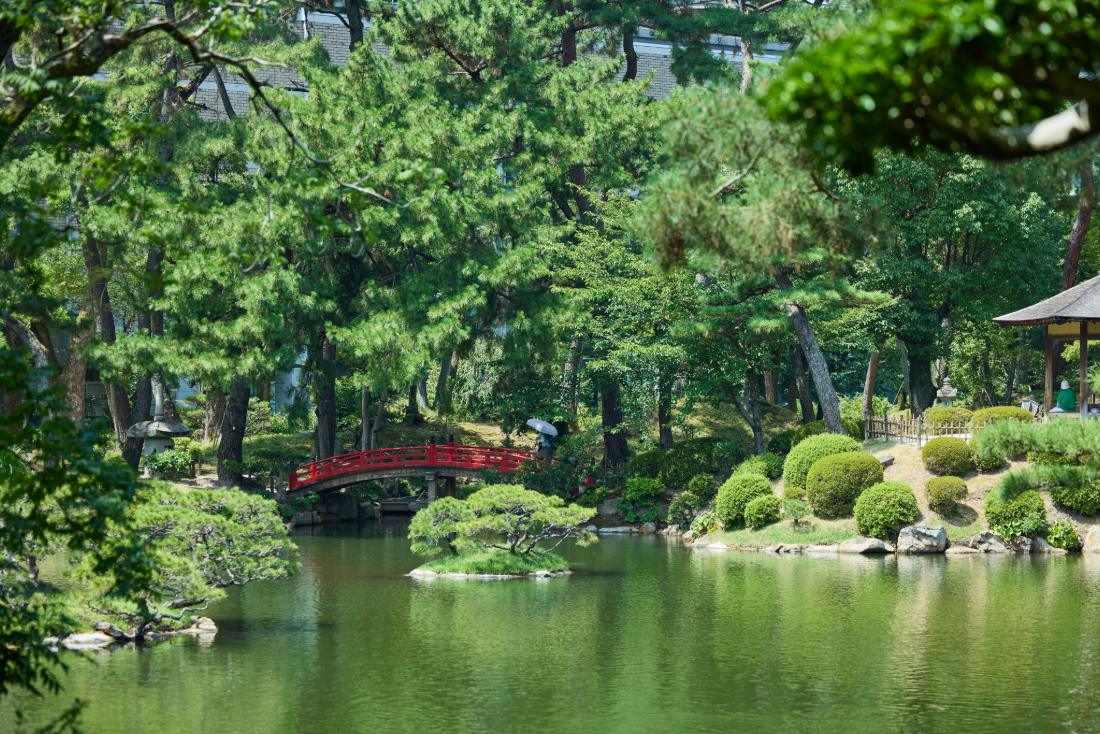 縮景園の庭園と池
